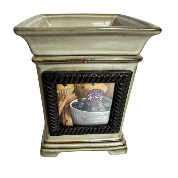 Scentsy Snapshot Full-Size Scented Warmer With Box & Bulb - Damaged Box/Writing - Picture 1 of 10